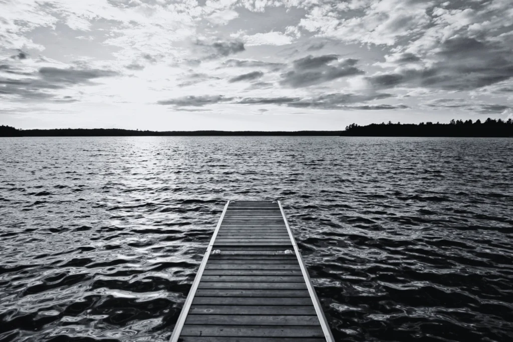 Embarcadero en un lago